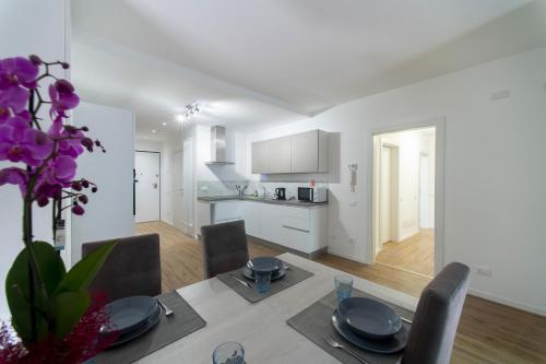 a kitchen and dining room with a table and chairs at YUGOGO MAZZINI 41 Trento Centro in Trento