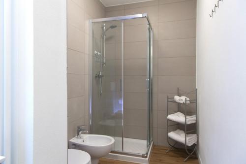 La salle de bains est pourvue d'une douche, de toilettes et d'un lavabo. dans l'établissement YUGOGO MAZZINI 41 Trento Centro, à Trente