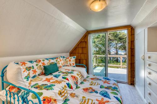フローレンスにあるCozy Cottageの小さなベッドルーム(ベッド1台、窓付)