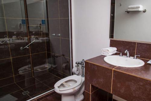 y baño con aseo, lavabo y ducha. en Sol Caribe San Andrés All Inclusive, en San Andrés
