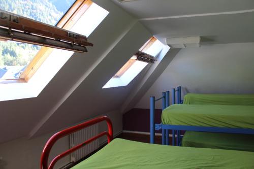 Postel nebo postele na pokoji v ubytování Albergue de Canfranc Estación