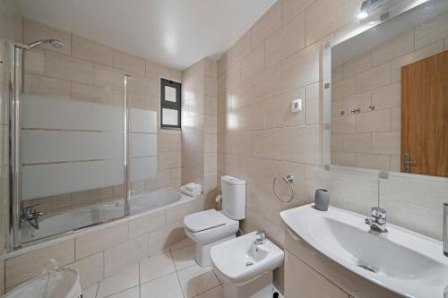 un bagno con un water, un lavandino e una vasca di Apartamento Lobo Marinho by An Island Apart a Santa Cruz