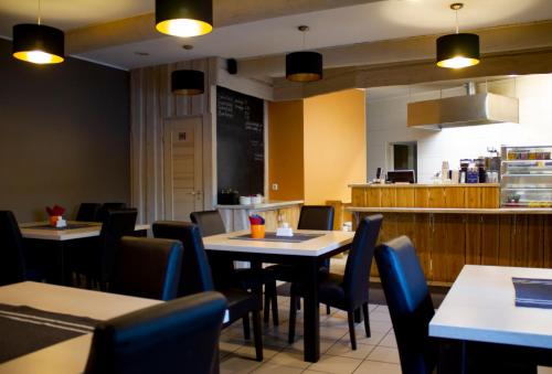 Restorāns vai citas vietas, kur ieturēt maltīti, naktsmītnē OXCafe Hostel