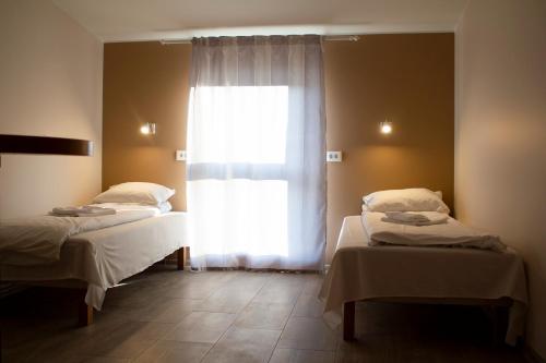 - 2 lits dans une chambre avec fenêtre dans l'établissement OXCafe Hostel, à Kose-Uuemõisa