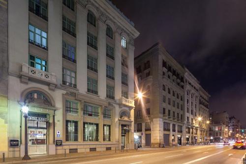 
a city street at night with tall buildings at Exe Laietana Palace in Barcelona
