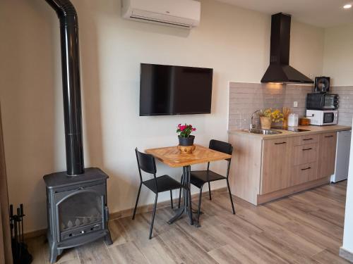 Casas del CerroCasas Rurales Maribel - Complejo Moradas del Cerro 1 - Suites con Jacuzzi en Alcalá del Júcar的带炉灶和桌椅的厨房