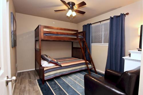 a bedroom with bunk beds and a ceiling fan at Riverside Retreat in New Braunfels