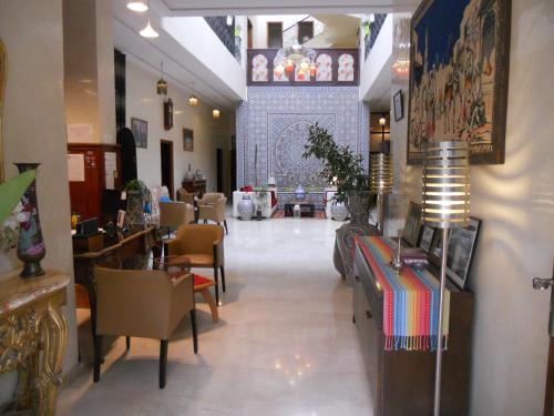 un restaurante con mesas y sillas en una habitación en Riad Passiflora, en Fez