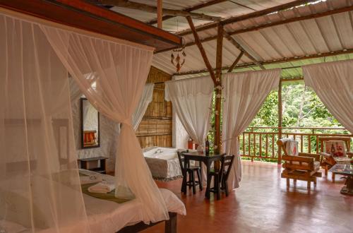 Posada Turistica Dantayaco في Mocoa: غرفة نوم بسرير وشرفة