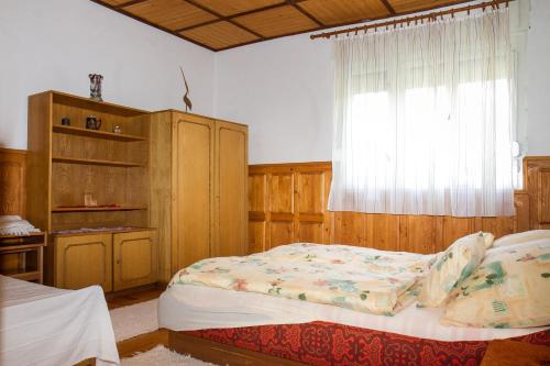 バラトンマーリアフュルドゥーにあるFamilia Nyaraló 3のベッドルーム(ベッド1台、窓付)