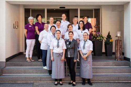 um grupo de pessoas de pé nos degraus de um edifício em DasSchaffers - MeinWohlfühlhotel em Bad Mergentheim