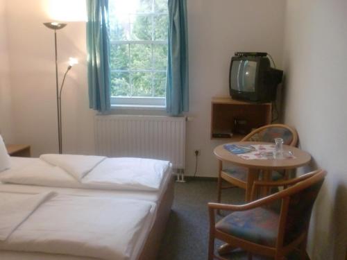 A bed or beds in a room at Hotel & Restaurant "Zum Firstenstein"