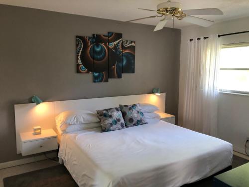 Postel nebo postele na pokoji v ubytování Cheston House - Clothing Optional All Male Guesthouse