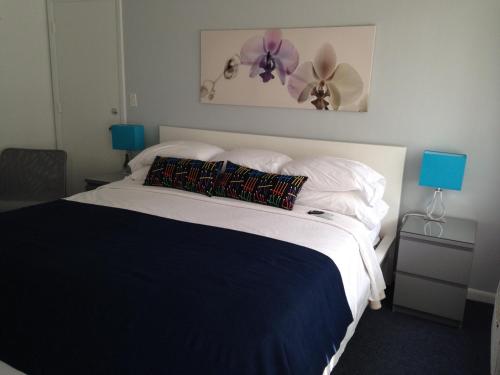 Een bed of bedden in een kamer bij Cheston House - Clothing Optional All Male Guesthouse