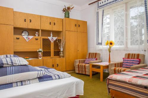 バラトンマーリアフュルドゥーにあるFamilia Nyaraló 22のベッドルーム1室(ベッド2台、テーブル、椅子付)