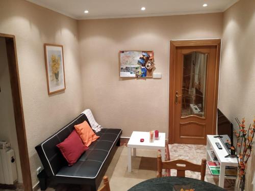 een woonkamer met een bank en een tafel bij APARTAMENTO CENTRO GIJON Vut1703AS in Gijón