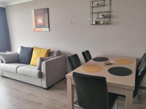 sala de estar con mesa y sofá en Luxe seaview appartment, en Blankenberge