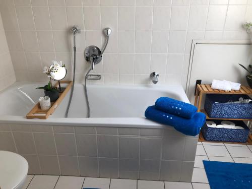 貝希特斯加登的住宿－FeWo Bergglück，带淋浴和蓝毛巾的浴缸