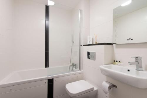 Bathroom sa Mulberry Flat 3 - One bedroom 2nd floor by City Living London