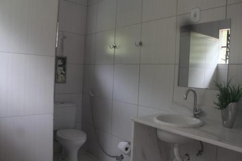 Bilik mandi di Vila da Sol Itaipava casas e estúdios
