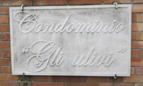 a sign on a brick wall with the words at La terrazza di Maja in Chieti