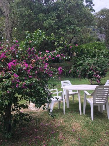 Taman di luar Vila da Sol Itaipava casas e estúdios