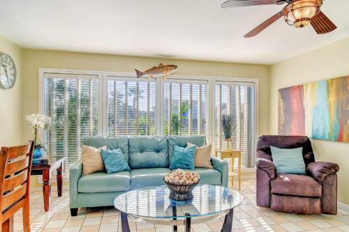 un soggiorno con divano blu e tavolo in vetro di Puente Vista 147 a Corpus Christi