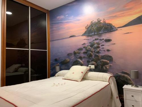 1 dormitorio con una gran pintura en la pared en Estudio Luna, en Coín
