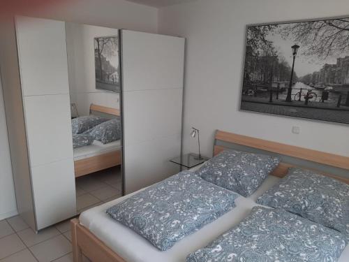 een slaapkamer met een bed en een spiegel bij Ferienwohnung Lorenz in Oberhausen