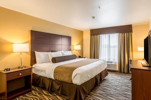 Postel nebo postele na pokoji v ubytování Cobblestone Hotel & Suites - Chippewa Falls