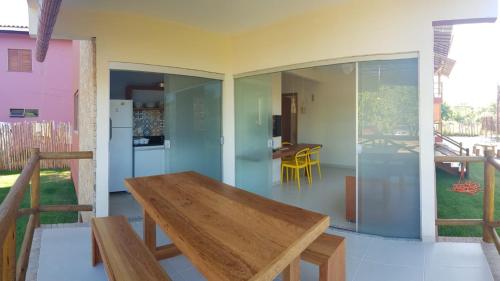 una habitación con una mesa de madera en una casa en Village Morena Tropicana, en Barra Grande