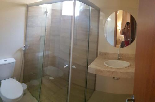 Un baño con ducha, inodoro y lavabo. en Village Morena Tropicana, en Barra Grande