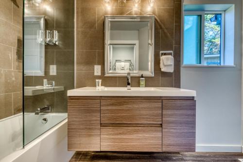 a bathroom with a sink and a mirror and a tub at Hip Nautic in Florence