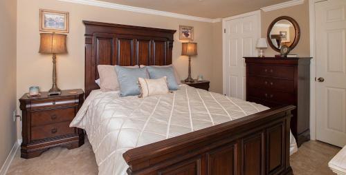 um quarto com uma cama grande e uma cabeceira em madeira em Sunswept 304 em Orange Beach