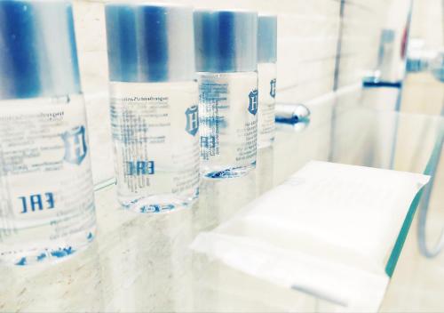 un comptoir avec trois bouteilles de médicaments dans l'établissement Nuances d'Azur - Bel Azur, à Nice