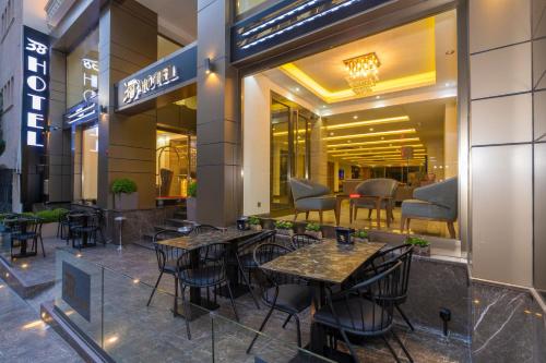 un restaurante con mesas y sillas frente a una tienda en 38 Hotel en Estambul