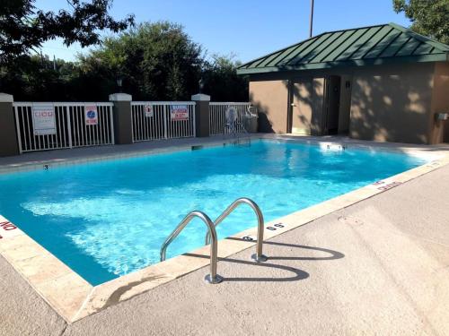 una grande piscina con acqua blu di fronte a un edificio di Holiday Inn Express & Suites Kings Mountain - Shelby Area, an IHG Hotel a Kings Mountain