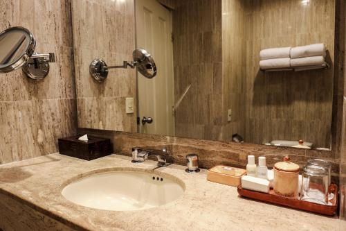 Un baño de Velas Vallarta Suite Resort All-Inclusive