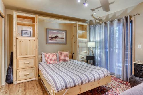 Postel nebo postele na pokoji v ubytování Tastefully-Updated, Classic Tahoe Family Home