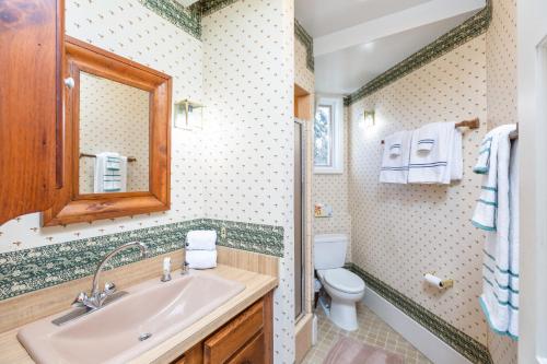 bagno con lavandino, servizi igienici e specchio di Anchorage Escape ad Anchorage