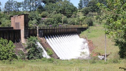 d'un grand barrage dont l'eau s'échappe dans l'établissement CASA DE CAMPO PATRIMÔNIO, à Brotas