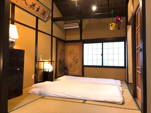 sypialnia z dużym łóżkiem w pokoju w obiekcie 京町家-椿庵Kyomachiya-Tsubakian w mieście Kioto