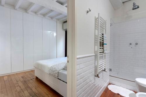 フィレンツェにあるCosimo Suiteの白いバスルーム(ベッド1台、シンク付)