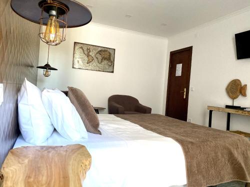 Ένα ή περισσότερα κρεβάτια σε δωμάτιο στο Guilhim Guest House