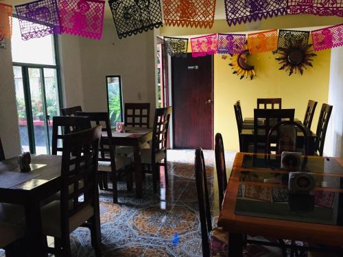 un restaurante con mesas y sillas en una habitación en Hotel Jatziri, en San Juan Teotihuacán