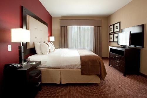 Кровать или кровати в номере Holiday Inn Hammond by IHG