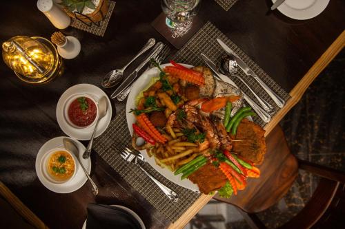 Comida en o cerca de este hotel