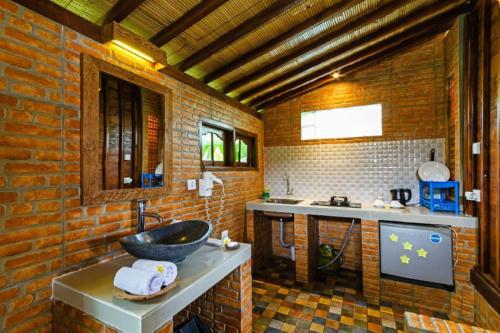 La salle de bains est pourvue d'un lavabo et d'un comptoir avec évier. dans l'établissement Bali Natha Beach Front, à Canggu