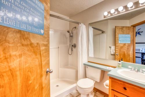 y baño con aseo, lavabo y ducha. en Beaches Inn | Herons Nest Loft, en Cannon Beach
