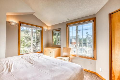 Säng eller sängar i ett rum på Beaches Inn | Pelicans View Cottage